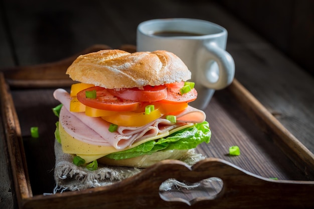 Leckeres und frisches Sandwich aus Schinkenkäse und Tomaten