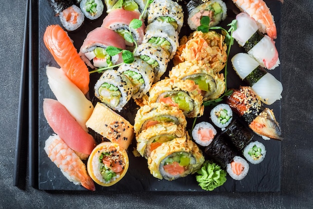 Leckeres und frisches Sushi-Set aus Meeresfrüchten und Gemüse