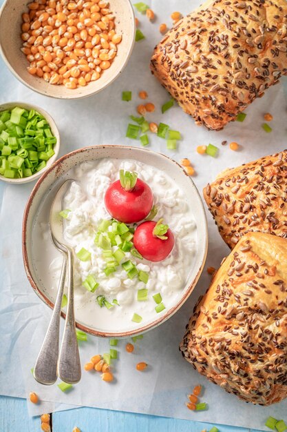 Leckeres und frühlingshaftes Maisbrötchen für ein frühlingsfrisches Frühstück