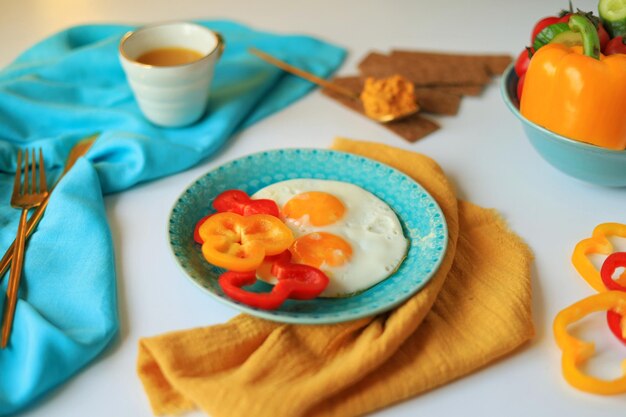 Leckeres und gesundes Frühstück auf dem Tisch mit Eiern und Gemüse Helles und farbenfrohes Essen