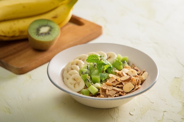 Leckeres und gesundes Frühstück mit Milch, Cornflakes, Kiwi, Banane