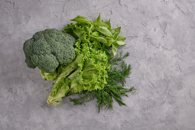 Leckeres und nützliches Essen. Frisches und saftiges grünes Gemüse auf grauer Hintergrundnahaufnahme