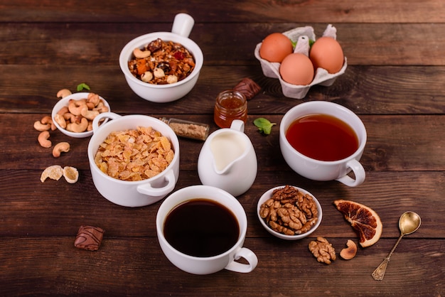 Leckeres und nützliches Frühstück mit Flocken, Milch, Nüssen und Trockenfrüchten