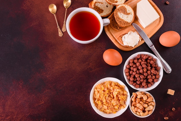 Leckeres und nützliches Frühstück mit Flocken, Milch, Nüssen und Trockenfrüchten