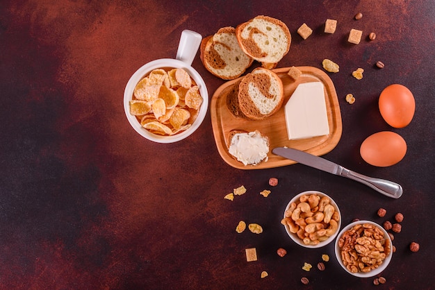 Leckeres und nützliches Frühstück mit Flocken, Milch, Nüssen und Trockenfrüchten