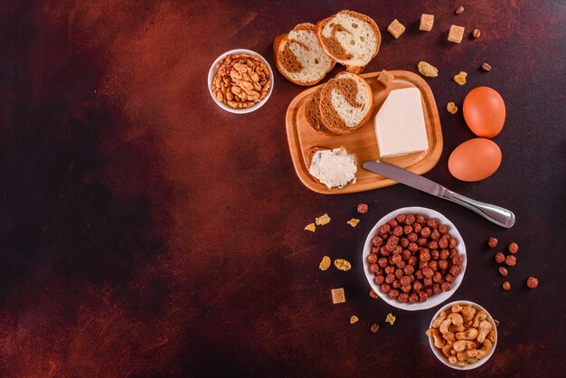 Leckeres und nützliches Frühstück mit Flocken, Milch, Nüssen und Trockenfrüchten