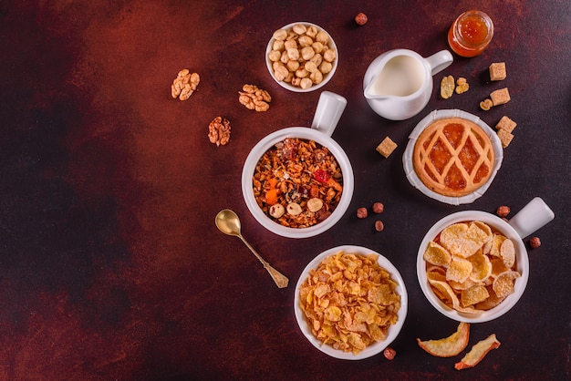 Leckeres und nützliches Frühstück mit Flocken, Milch, Nüssen und Trockenfrüchten