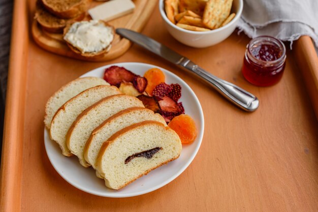 Leckeres und nützliches Frühstück mit Flocken, Milch, Nüssen und Trockenfrüchten