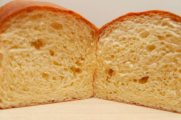 Leckeres und traditionelles brasilianisches hausgemachtes Brot auf Holzbrett