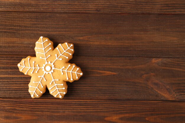 Leckeres Weihnachtsplätzchen auf Holzuntergrund