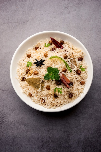 Leckeres würziges Chana Pulao oder Pulav oder Pilaw gekocht mit Basmatireis und Kichererbsen schwarze oder weiße Kichererbsen mit Gewürzen