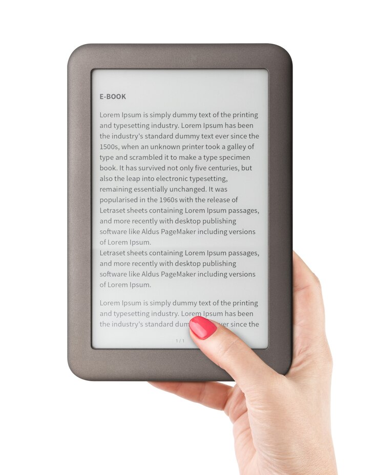 Lector de libros electrónicos en mano femenina