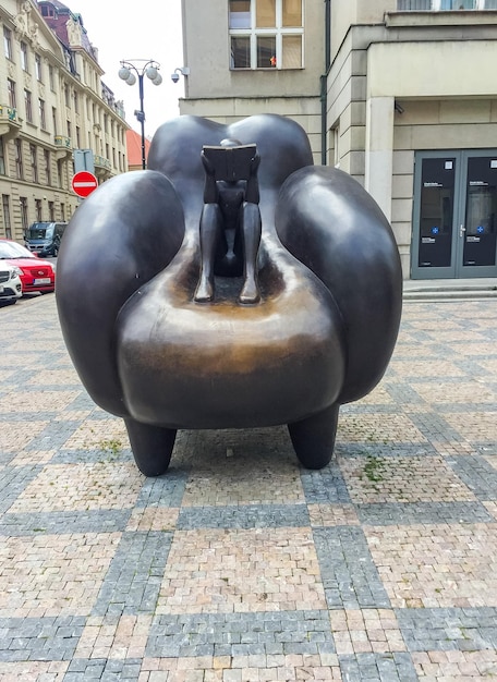 Foto lector en un sillón es una escultura de bronce del escultor académico j rona praga