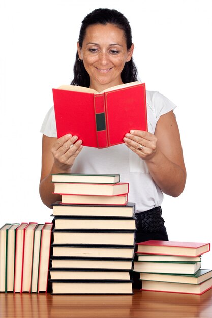 Lectura atractiva de la mujer en una biblioteca aislada en el fondo blanco