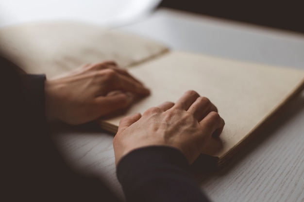 Lectura de un libro en lenguaje ciego Braille.