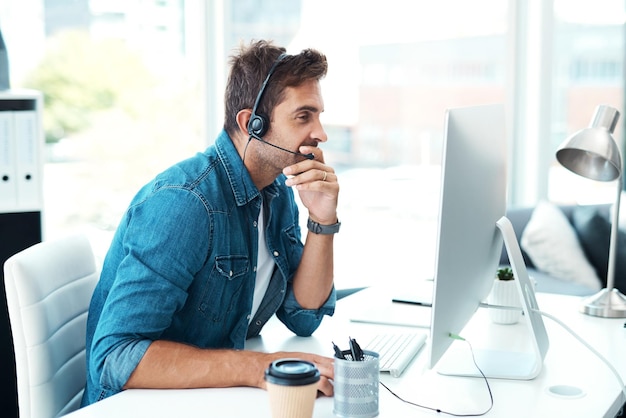 Lectura en línea y hombre con auriculares portátil y consulta para hablar en agencia y servicio al cliente Asesor de conexión y centro de llamadas en comunicación de oficina en el hogar y operador para telemarketing
