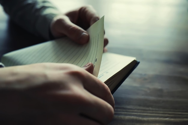 Lectura de literatura religiosa Un hombre estudia el Corán y ordena el rosario