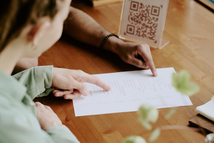 Foto lectura del menú del restaurante con código qr en la mesa de madera