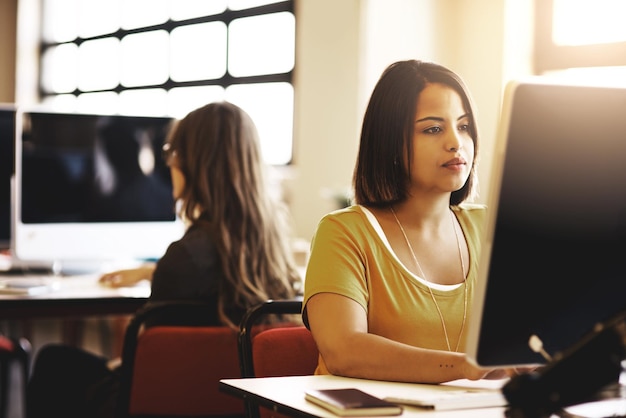Lectura de oficina y mujer de negocios con computadora para escribir software e información de investigación con tecnología Pensamiento de coworking y diseñador web con digital para revisión y aplicación de actualización de páginas