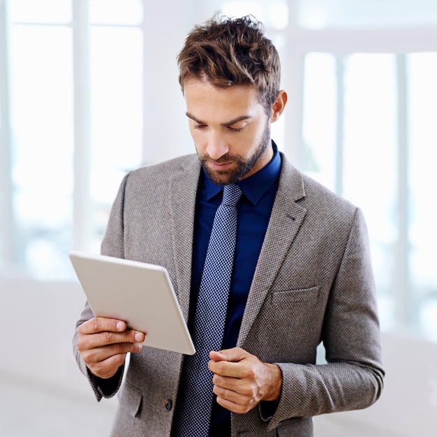 Lectura de tabletas y empresario formal en la oficina diseño web y proyecto en línea o sitio web Red corporativa e internet para investigación o planificación con persona masculina estrategia y lugar de trabajo de inicio