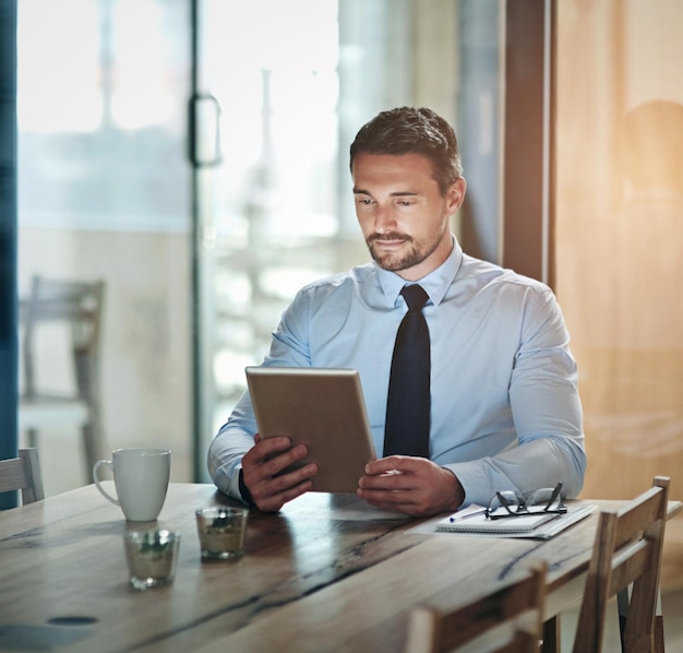Lectura de tabletas y hombre de negocios en la oficina para la revisión del sitio web del proyecto en línea y la creación de redes Consultor financiero corporativo y trabajador en tecnología digital para el informe de investigación y la planificación