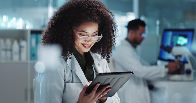 Lectura de tabletas y mujer científica en laboratorio trabajando en un proyecto o experimento de investigación médica Carrera científica y mujer investigadora con tecnología digital para la innovación farmacéutica