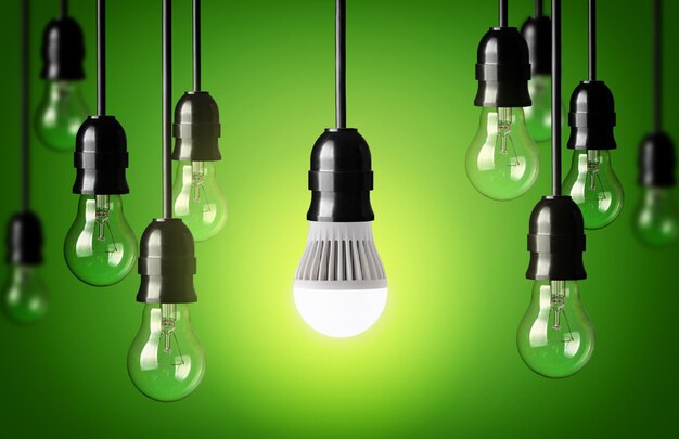 LED-Birne und einfache GlühbirnenGrüner Hintergrund