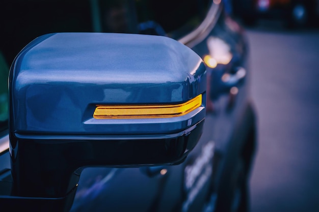 LED-Blinker am Seitenrückspiegel des Autos