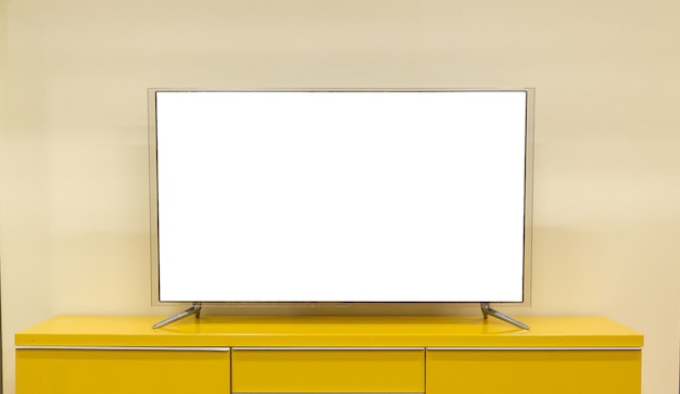 LED-Fernseher befindet sich auf dem Tisch im Wohnzimmer des Hauses