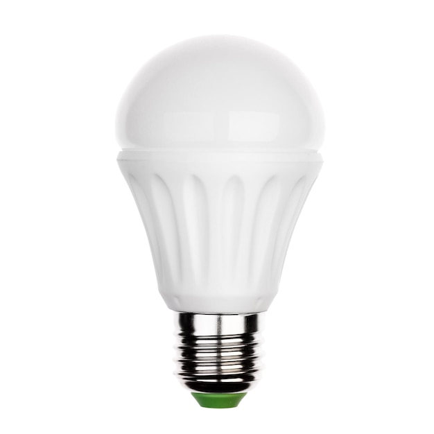 LED-Glühbirne mit E27-Keramikfassung, isoliert auf weißem Hochauflösendes Foto