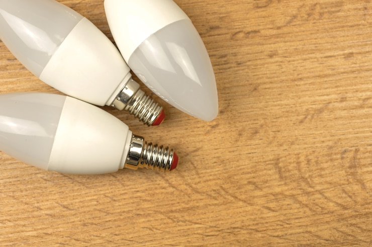 Foto led-glühbirnen, holzhintergrund. energiesparendes, umweltfreundliches konzept. flache lage, draufsicht und kopienraumfoto