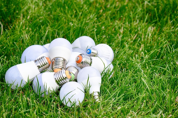 LED-Lampen auf grünem Gras Energieeinsparung Grüne Energie