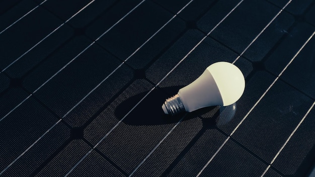 LED-Lampen vor dem Hintergrund eines Solarpanels Das Konzept der Ökologie und Nachhaltigkeit erneuerbarer Energien