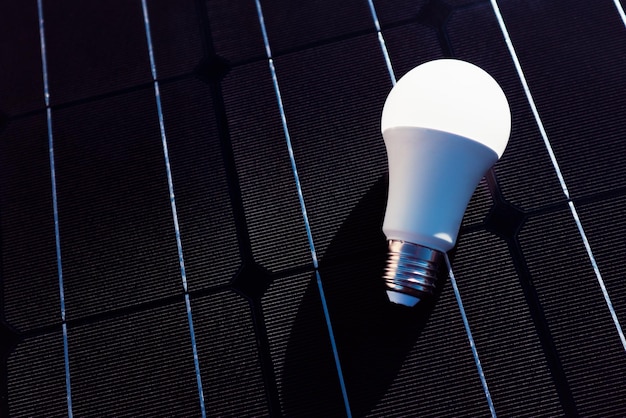 LED-Lampen vor dem Hintergrund eines Solarpanels Das Konzept der Ökologie und Nachhaltigkeit erneuerbarer Energien