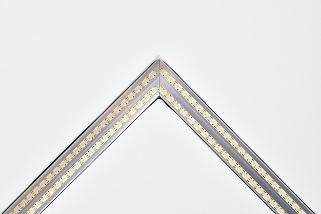 LED-Lampenbeleuchtung mit quadratischem Aluminiumprofil an abgehängter Decke im Haus, Fragment, Nahaufnahme. Hausrenovierungskonzept und Umbau. Energiesparender Technologiehintergrund, moderne Konstruktion