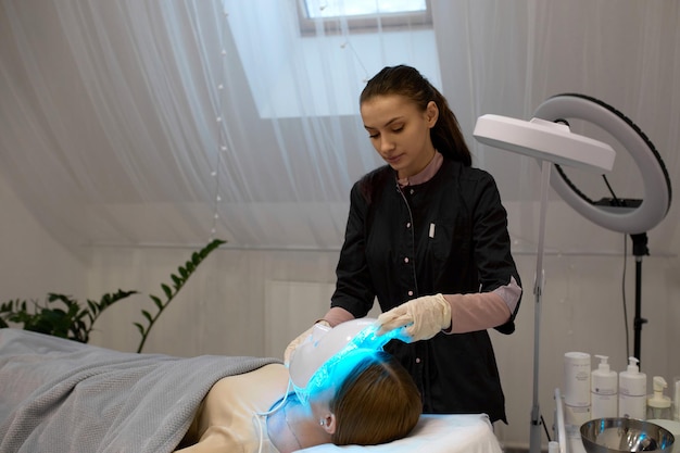 LED-Licht-Anti-Aging-Maske für die Gesichtshautpflege in einer Spa-Slow-Motion