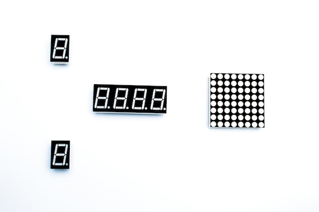 LED-Matrix. LED-Matrix-Komposition mit Digitalanzeige auf isoliertem weißem Hintergrund.