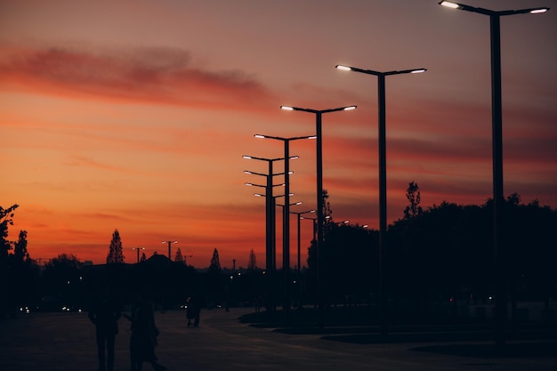 LED-Straßenlaternen am Abend auf einem Sonnenunterganghintergrund