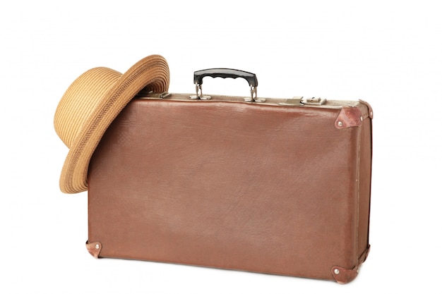 Leder alter Koffer mit Hut lokalisiert auf Weiß. Reisekonzept