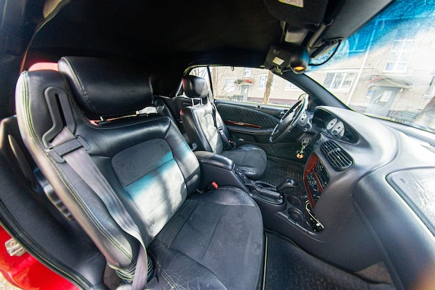 Leder schwarzes Autointerieur mit Wildleder