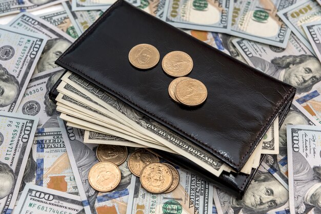 Lederbrieftasche mit uns Dollar und Cent auf weißem Holzschreibtisch, Finanzkonzept