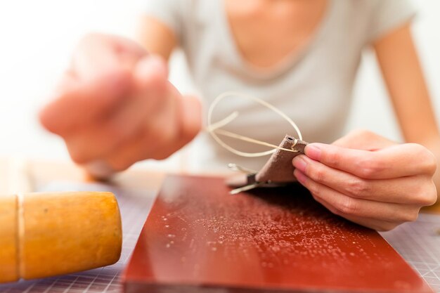 Foto lederhandtaschenhandwerker bei der arbeit in einer werkstatt