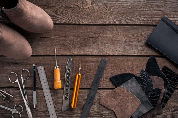 Lederhandwerkswerkzeuge flach legen Stillleben