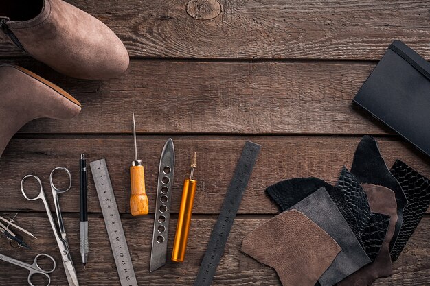 Lederhandwerkswerkzeuge flach legen Stillleben