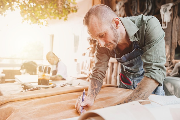 Ledermacher Künstlerhandarbeit in eigener Werkstatt kleines Atelier auf Bestellung gefertigtes Meisterwerk