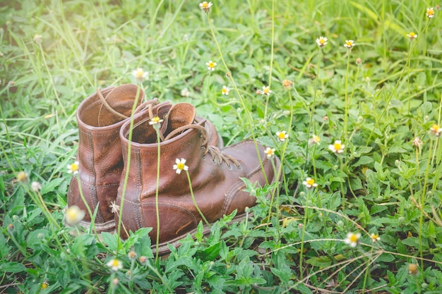 Foto lederschuhe auf dem grashintergrund