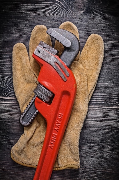 Lederschutzhandschuh Schraubenschlüssel auf Holzbrett