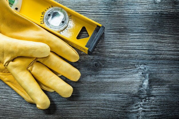 Lederschutzhandschuhe Baustufe auf Holzbrett