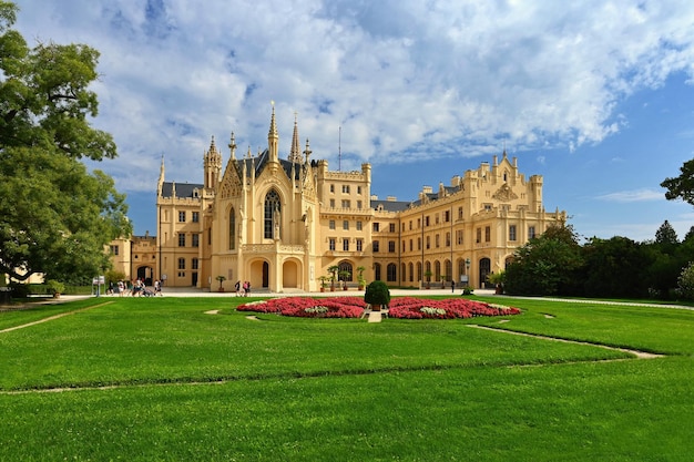 Lednice Chateau com belos jardins e parques no dia ensolarado de verão LedniceValtice Paisagem Região da Morávia do Sul Patrimônio Mundial da UNESCO Belo antigo castelo romântico