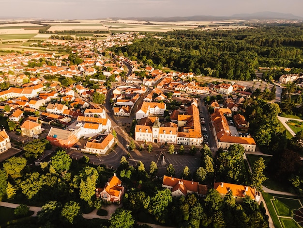 Lednice Chateau con hermosos jardines y parques en un día soleado de verano Paisaje de LedniceValtice Región de Moravia del Sur Sitio del Patrimonio Mundial de la UNESCO